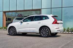 Đuôi Volvo XC60 nhìn từ góc 45 độ